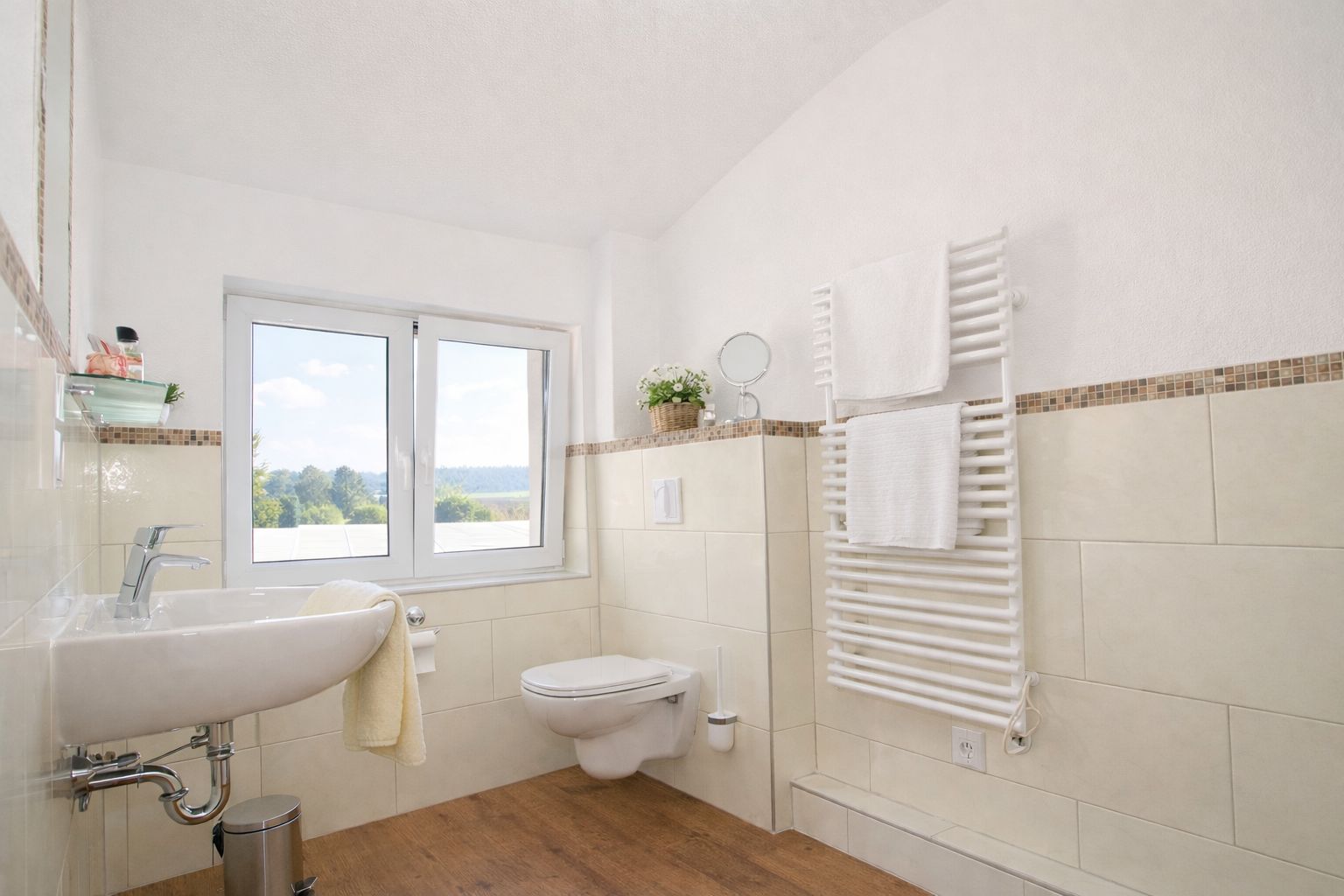 Helles Badezimmer mit Fenster und Handtuchheizkörper im Obergeschoss des Ferienhauses Mira-Belle 1 in Kühlungsborn
