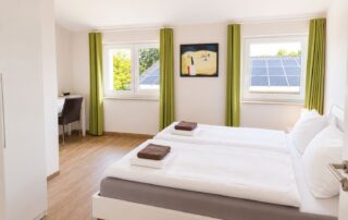 Doppelzimmer mit Schreibtisch im Obergeschoss des Ferienhauses Mira-Belle 1 in Kühlungsborn