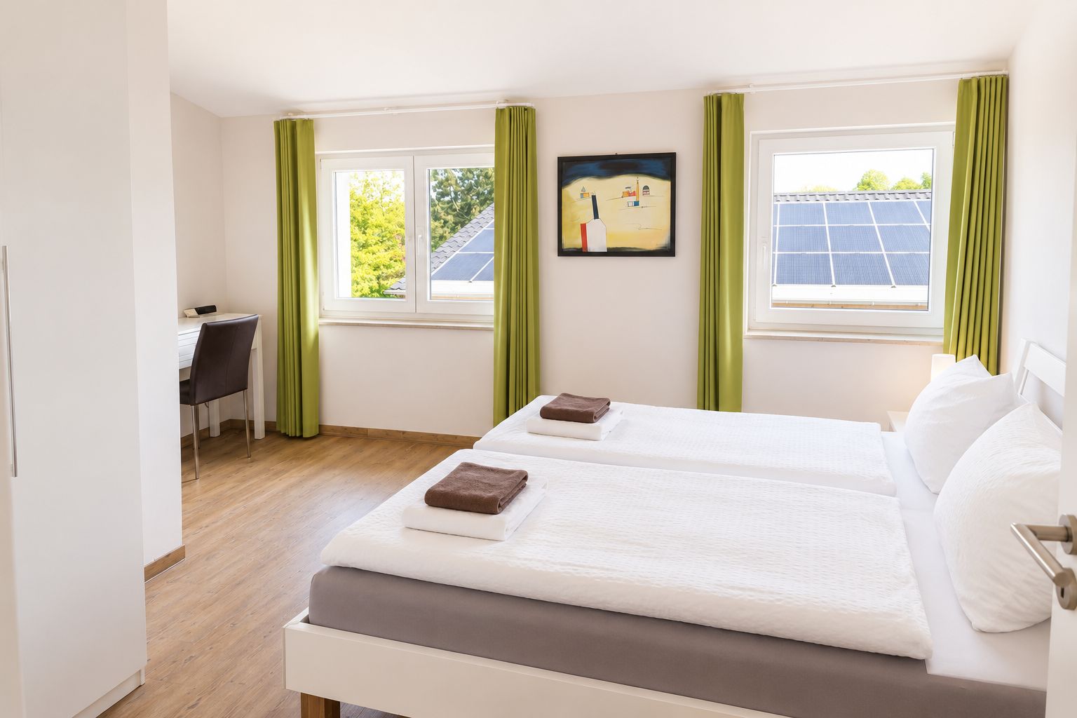 Doppelzimmer mit Schreibtisch im Obergeschoss des Ferienhauses Mira-Belle 1 in Kühlungsborn