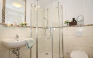 Duschbad mit Glasdusche und Mosaikfliesen im Ferienhaus Mira-Belle 1 in Kühlungsborn