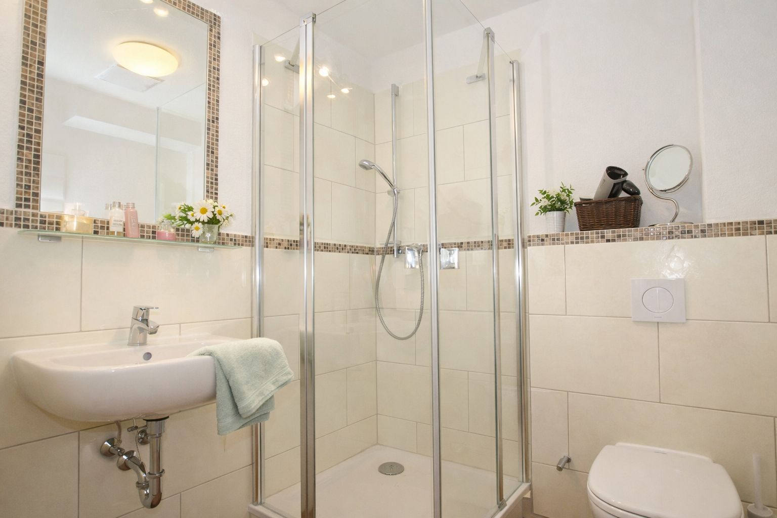 Duschbad mit Glasdusche und Mosaikfliesen im Ferienhaus Mira-Belle 1 in Kühlungsborn