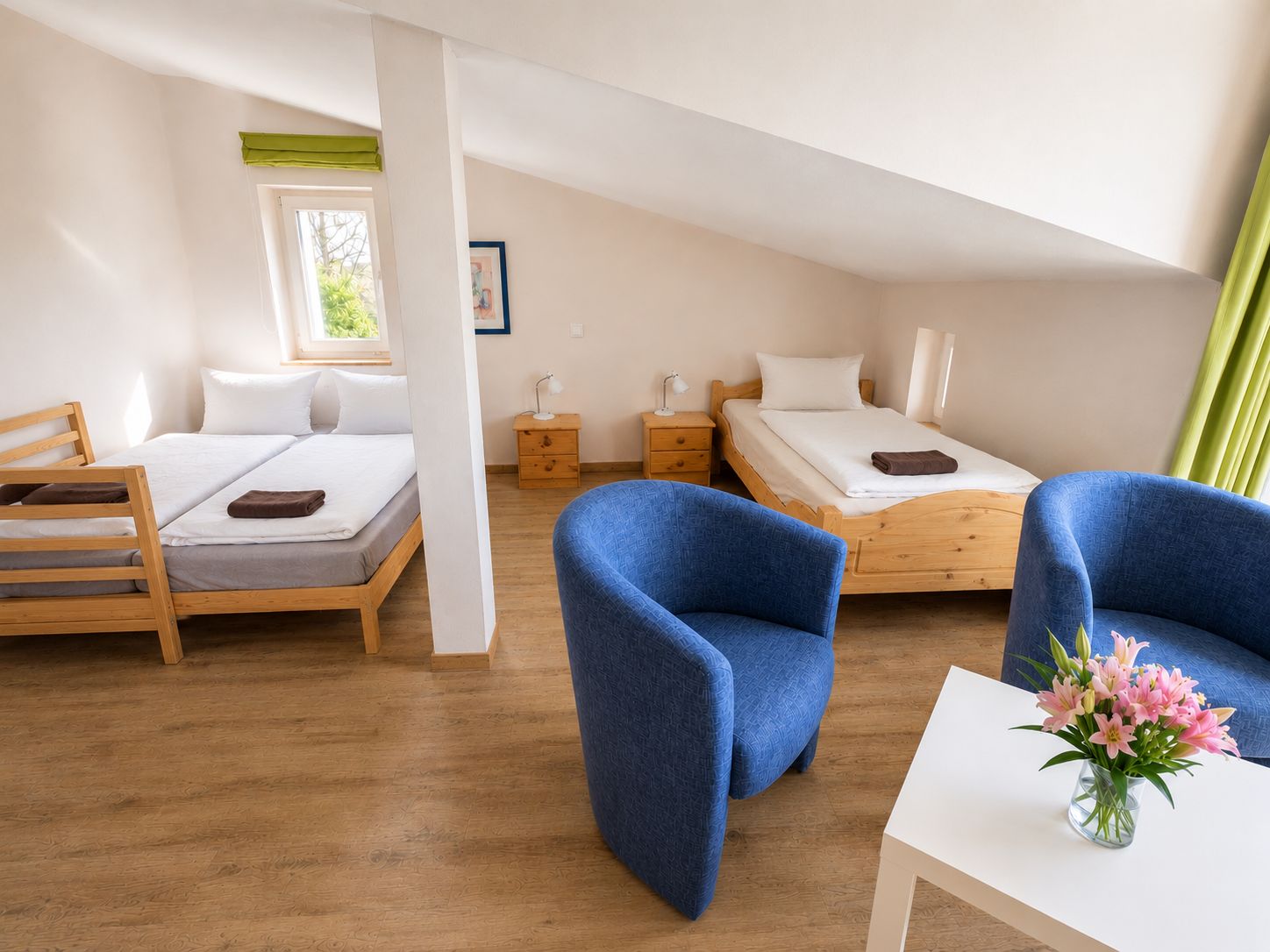 Familienzimmer im Dachgeschoss mit Doppelbett, Einzelbett und Sitzecke im Ferienhaus Mira-Belle 1