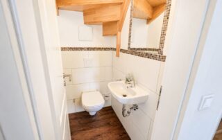 Gäste-WC unter der Treppe im Ferienhaus Mira-Belle 1 in Kühlungsborn