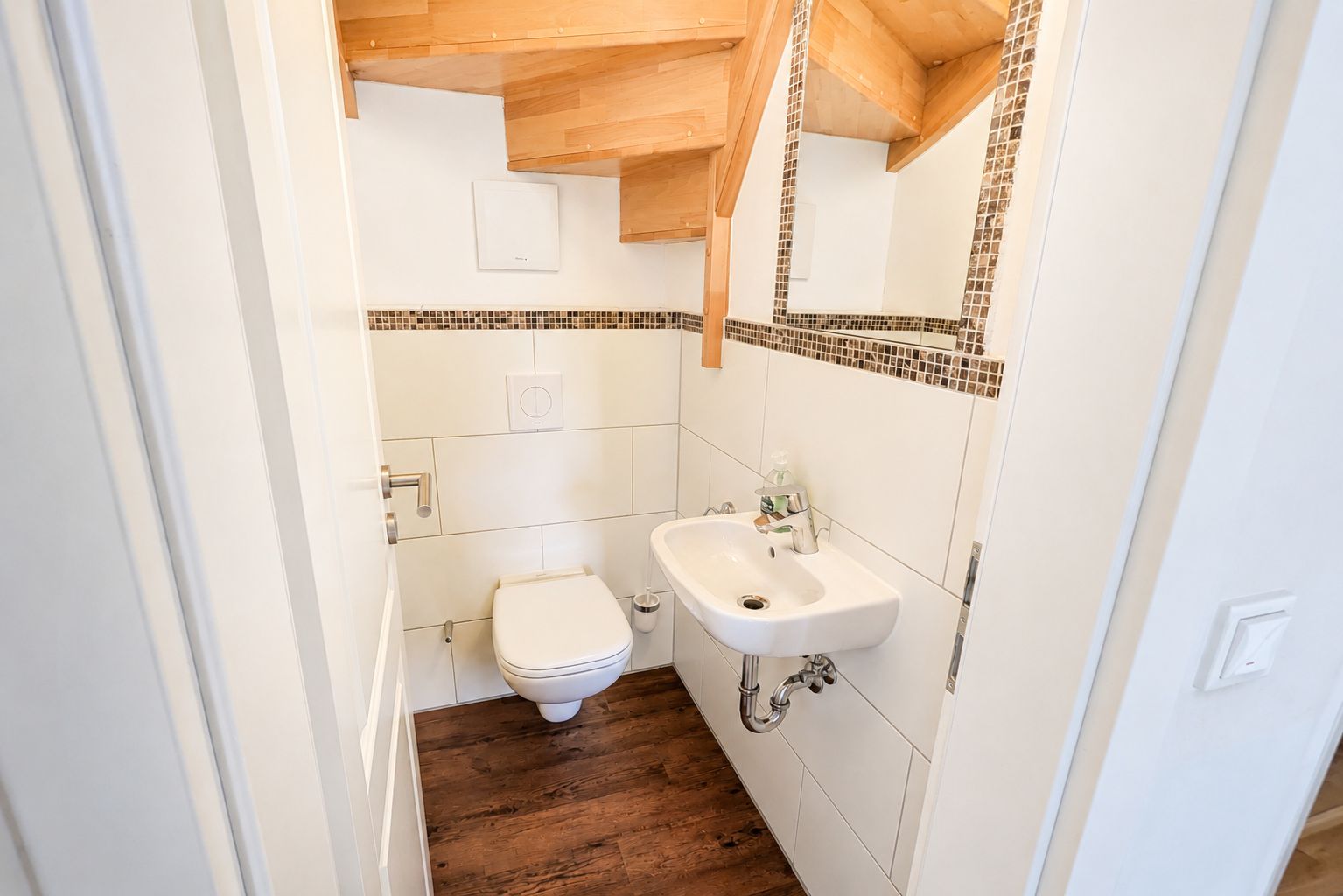 Gäste-WC unter der Treppe im Ferienhaus Mira-Belle 1 in Kühlungsborn