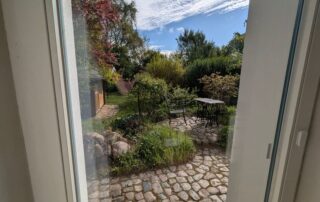 Blick in den Garten mit Sitzplatz des Ferienhauses Mira-Belle 1 in Kühlungsborn