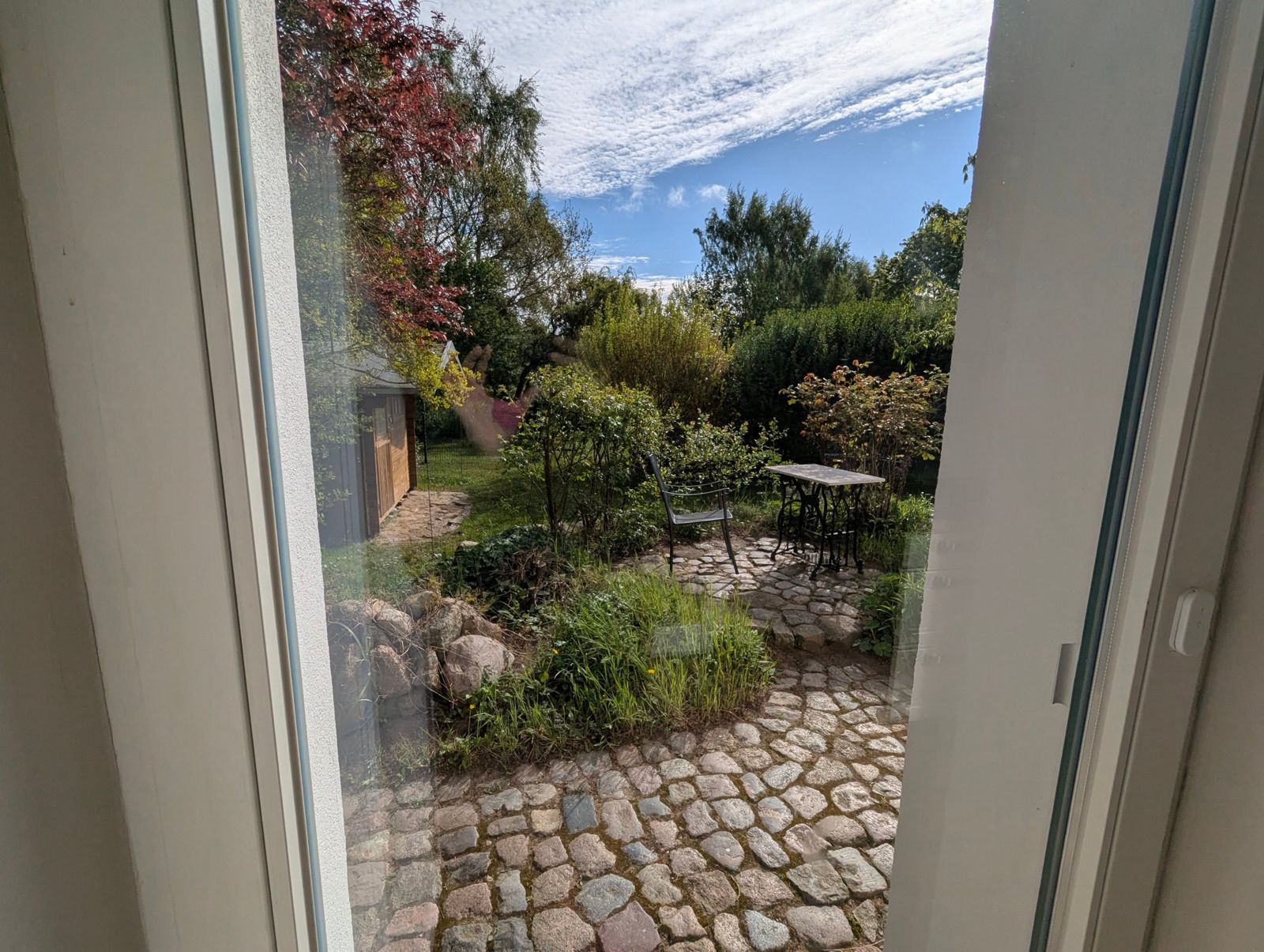 Blick in den Garten mit Sitzplatz des Ferienhauses Mira-Belle 1 in Kühlungsborn