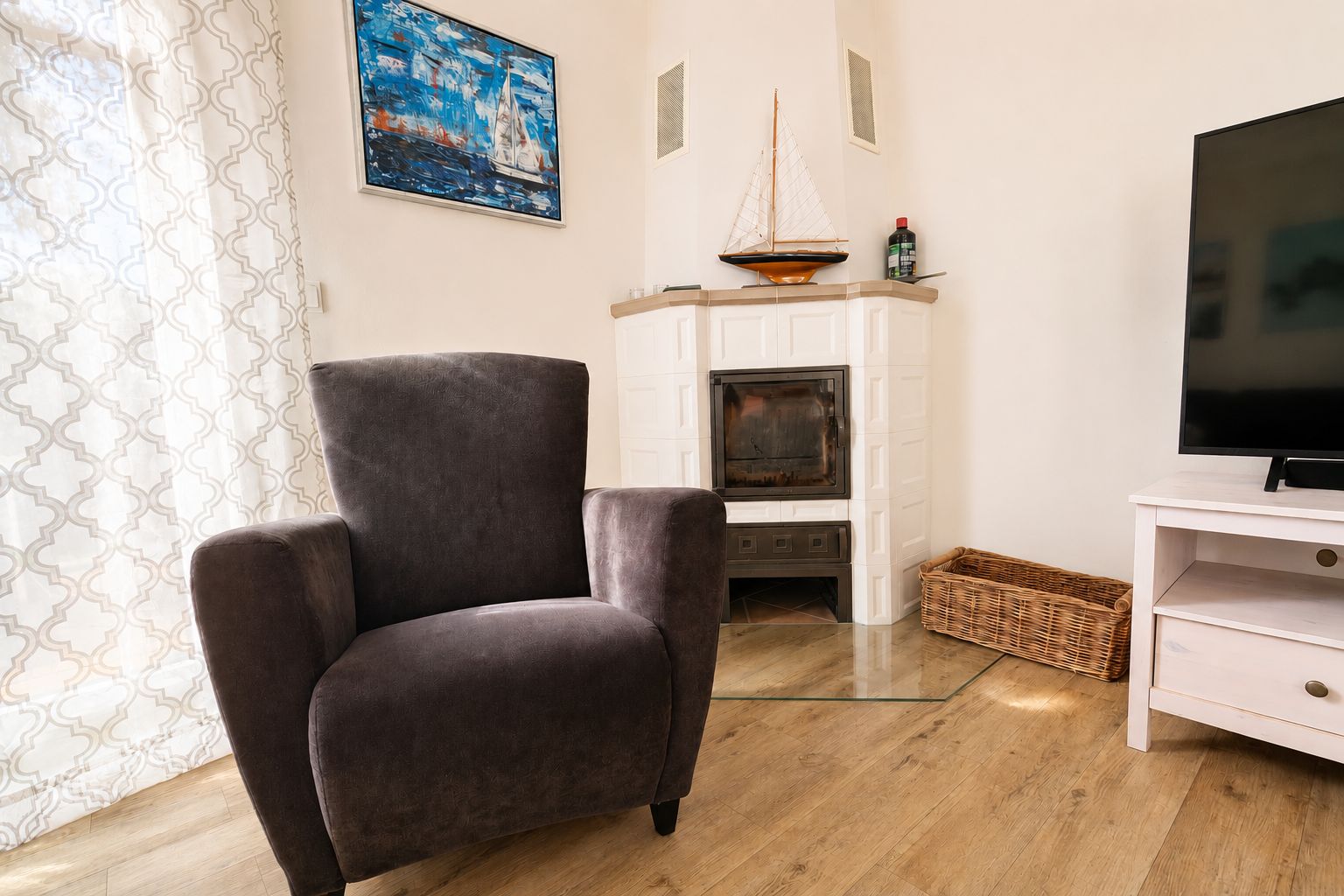 Mira-Belle 1 – Kamin im Wohnzimmer - Ostseelandsitz Kühlungsborn - Ostseelandsitz Kühlungsborn Kamin im Wohnzimmer des Ferienhauses Mira-Belle 1 – gemütlicher Novemberabend an der Ostsee