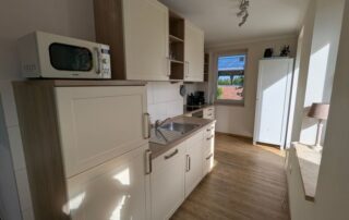 Voll ausgestattete Küche mit Backofen, Kochfeld, Kühl-Gefrier-Kombination und Mikrowelle im Ferienhaus Mira-Belle 1