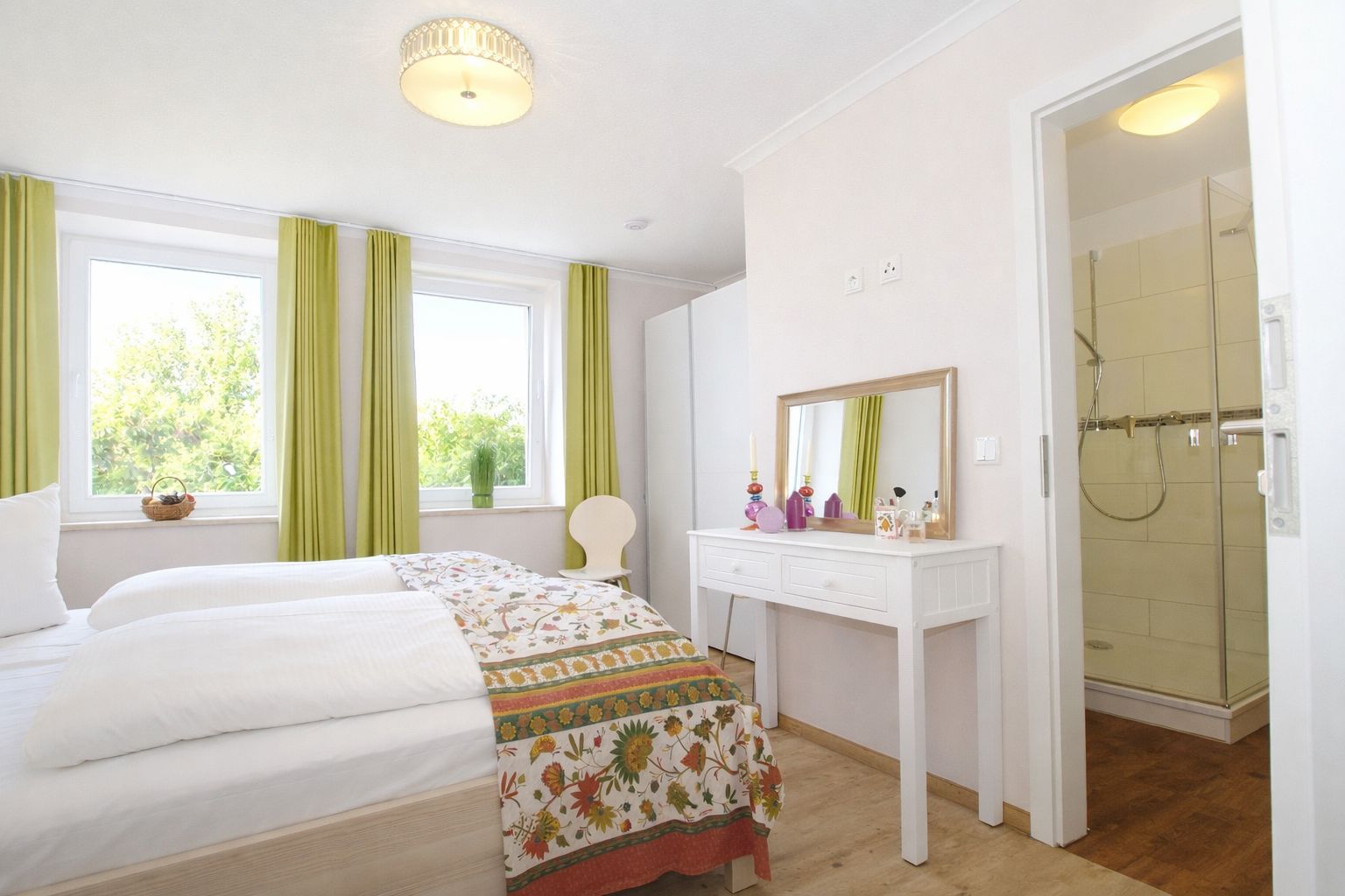 Schlafzimmer mit Doppelbett und eigenem Duschbad im Erdgeschoss des Ferienhauses Mira-Belle 1