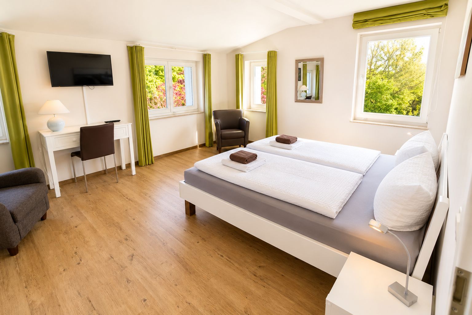 Großes Schlafzimmer mit Doppelbett, Sitzecke, Schreibtisch und TV im Ferienhaus Mira-Belle 1
