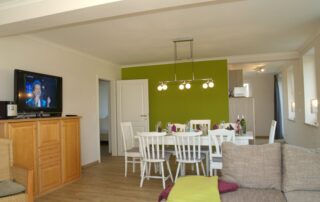 Offener Wohn- und Essbereich mit großer Tafel im Ferienhaus Mira-Belle 1 in Kühlungsborn