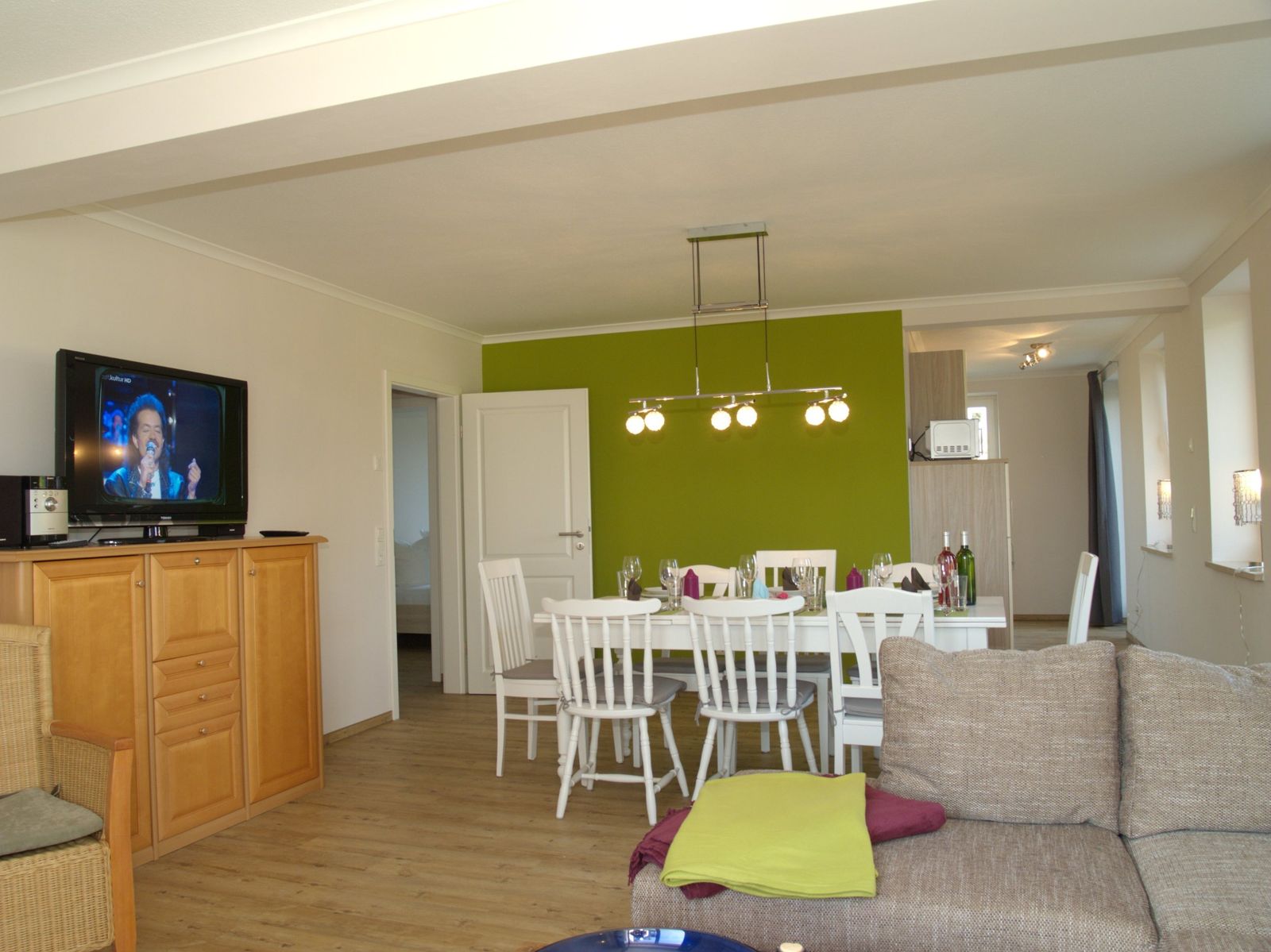 Offener Wohn- und Essbereich mit großer Tafel im Ferienhaus Mira-Belle 1 in Kühlungsborn