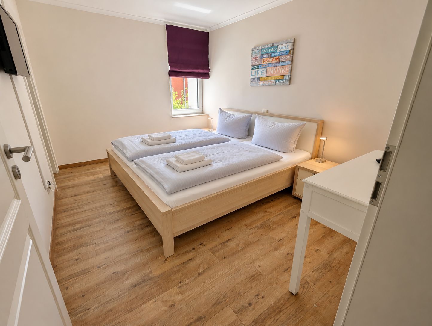 Doppelzimmer mit Doppelbett, Schreibtisch und TV im Ferienhaus Mira-Belle 2 in Kühlungsborn