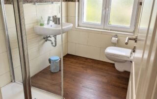 Helles Duschbad mit Fenster im Ferienhaus Mira-Belle 2 in Kühlungsborn