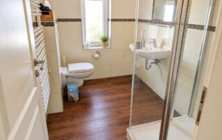 Duschbad mit Glasdusche und Handtuchheizkörper im Ferienhaus Mira-Belle 2