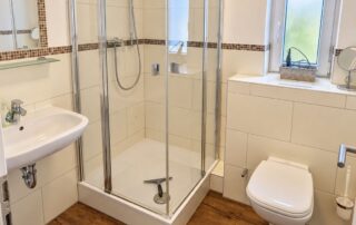 Modernes Duschbad mit Glasduschkabine im Ferienhaus Mira-Belle 2 an der Ostsee