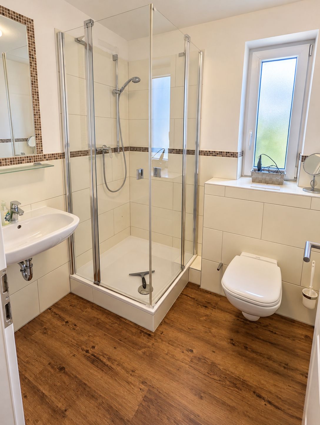 Modernes Duschbad mit Glasduschkabine im Ferienhaus Mira-Belle 2 an der Ostsee