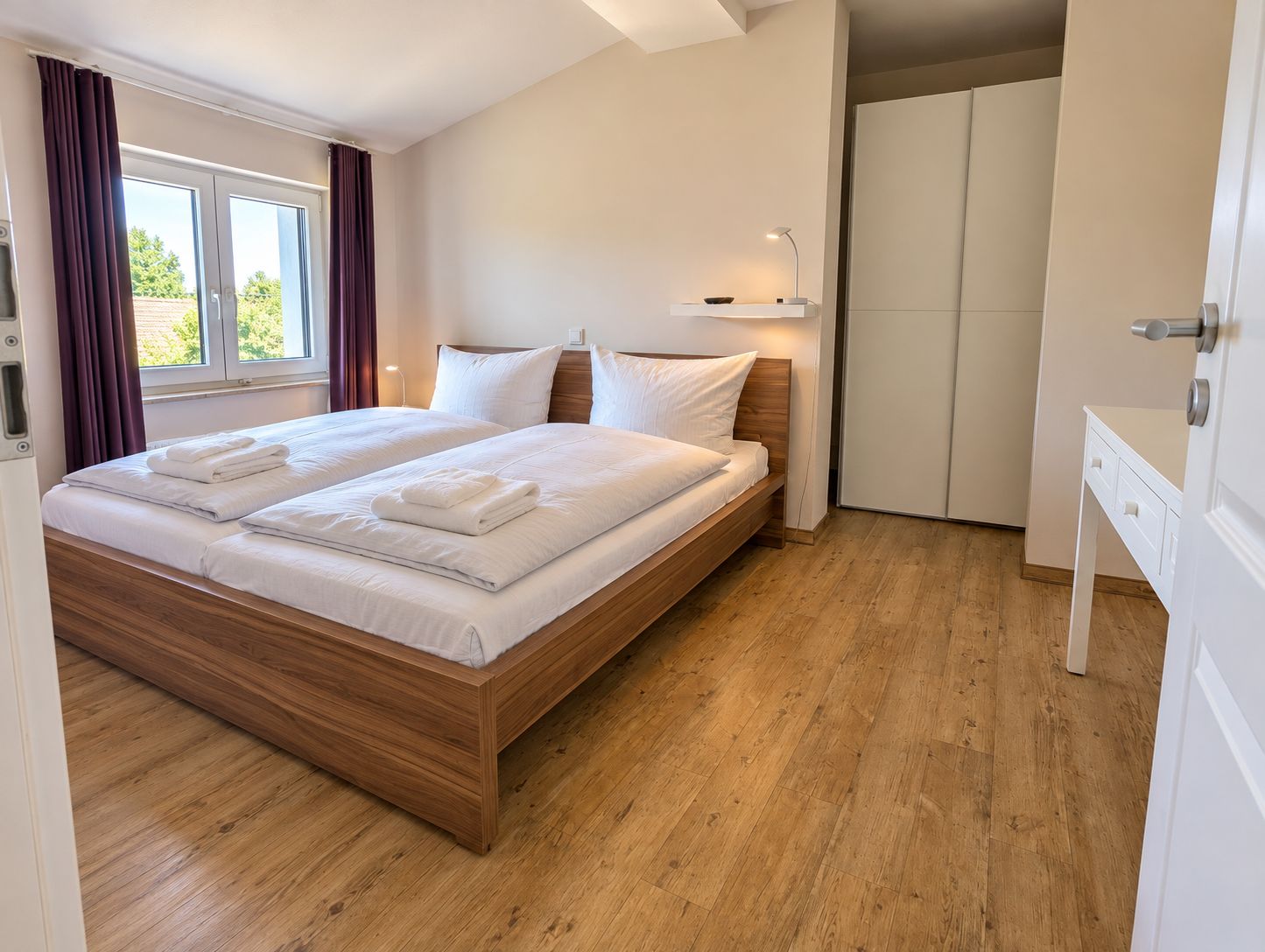 Schlafzimmer mit Doppelbett und großem Kleiderschrank im Ferienhaus Mira-Belle 2 in Kühlungsborn