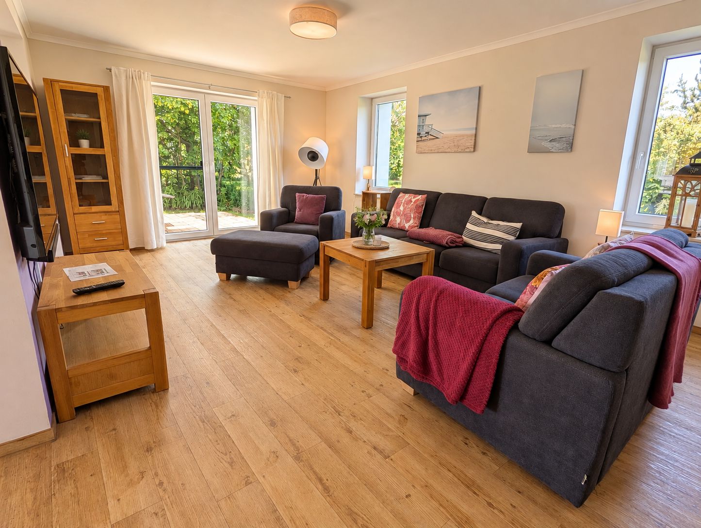 Gemütliches Wohnzimmer mit Sofas und Terrassenzugang im Ferienhaus Mira-Belle 2 in Kühlungsborn